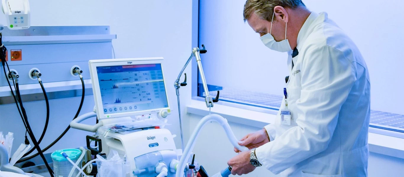 ΗΠΑ: Πανστρατιά κατασκευής αναπνευστήρων από βιομηχανικούς κολοσσούς μετά από εντολή Τραμπ